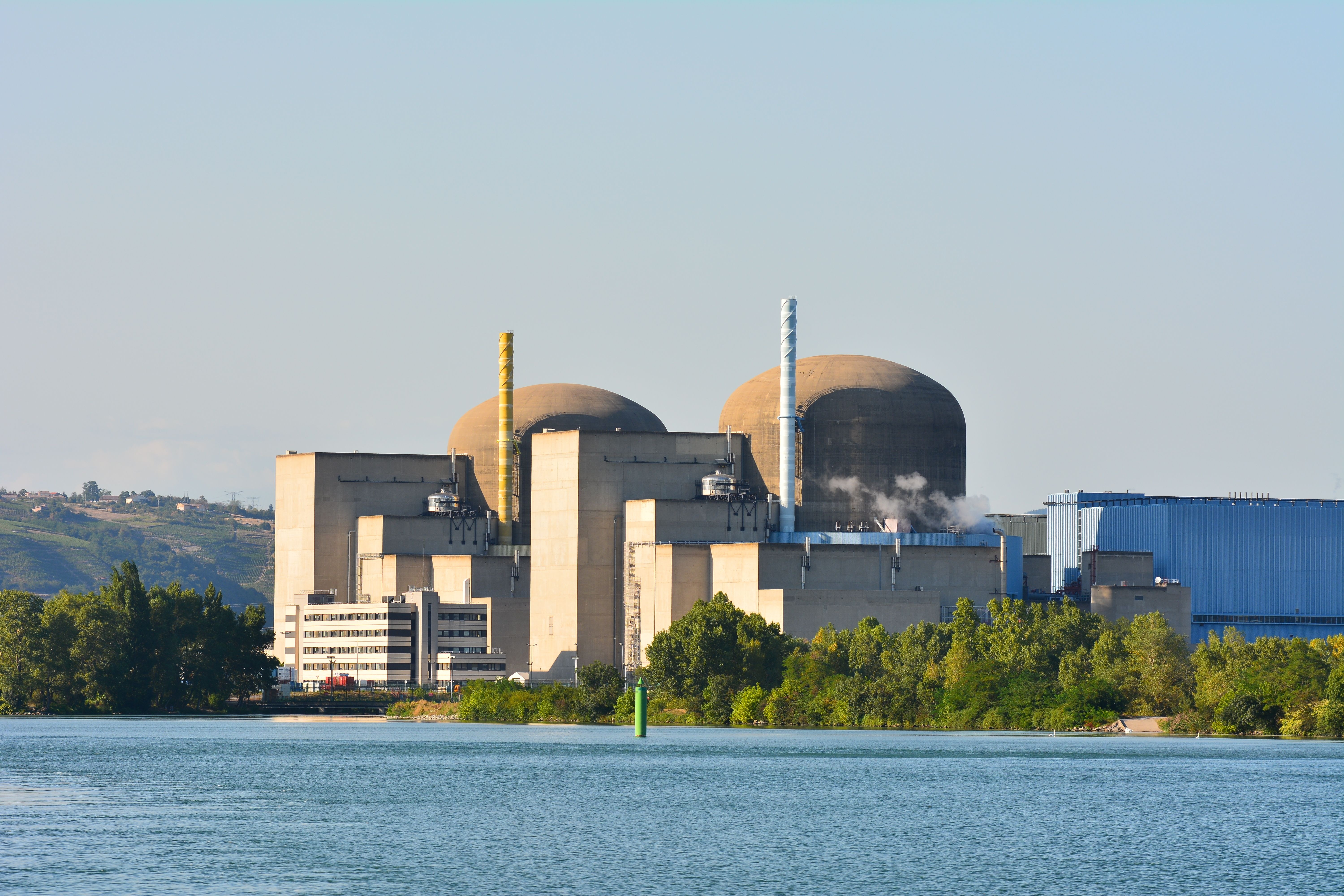 Nuclear power plant with reactor buildings located beside a river