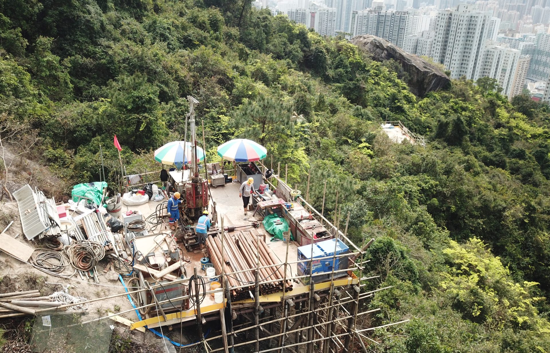 MOUNTAINSIDE INVESTIGATION WITH HELICOPTER LIFTING