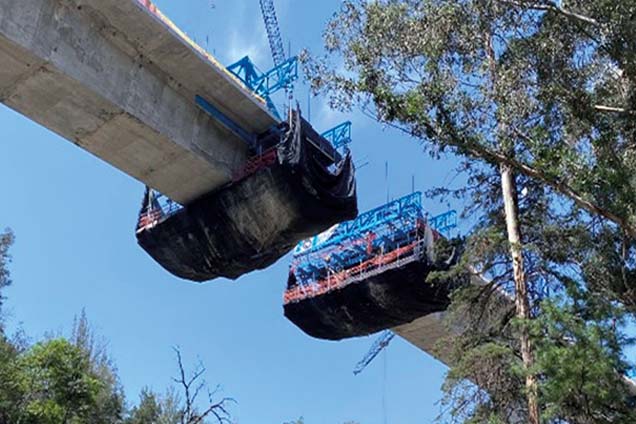 Construcción de un puente de doble voladizo en el tren interurbano México-Toluca