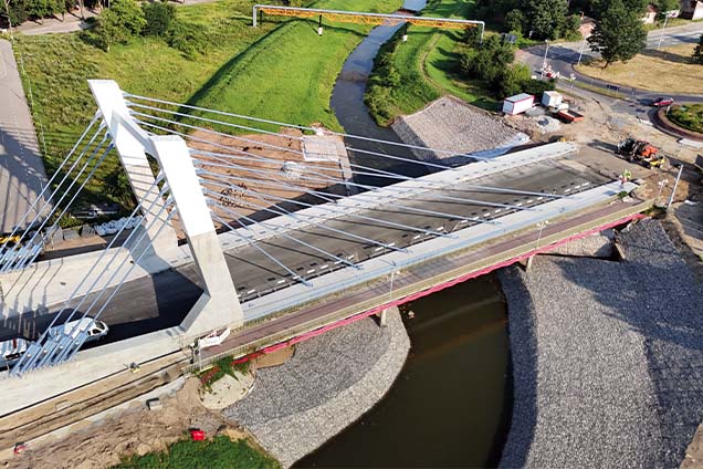Construction of a cable-stayed bridge over the Kamienna River